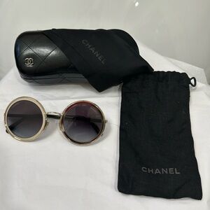 Chanel Silver, with brown handles. Round Vintage Sunglasses. 🔥No Scratches🔥